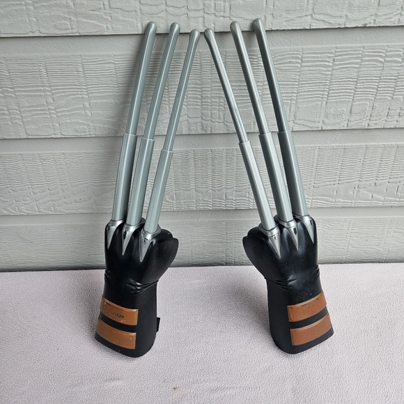 Marvel X-Men Wolverine Electronic Glove Extendable Claws Sounds Hasbro 2008 Pair - Picture 1 of 10
